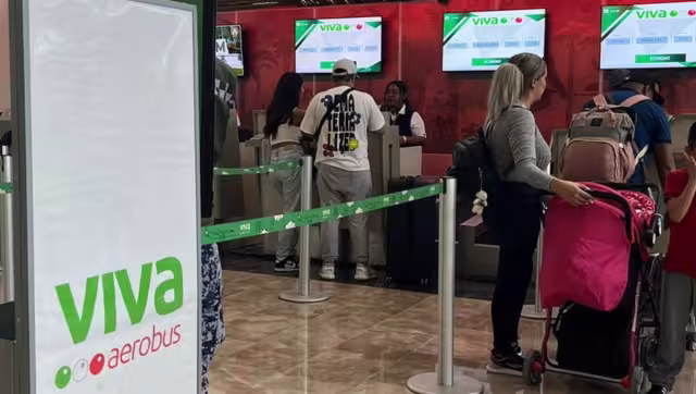 A su llegada a la pista de aterrizaje, el avión 737-800 fue recibido con el famoso arco de agua