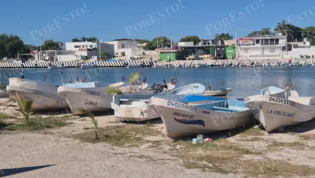 Lanchas y trabajos con fibra de vidrio deterioran el entorno en Boca del Río, Champotón.