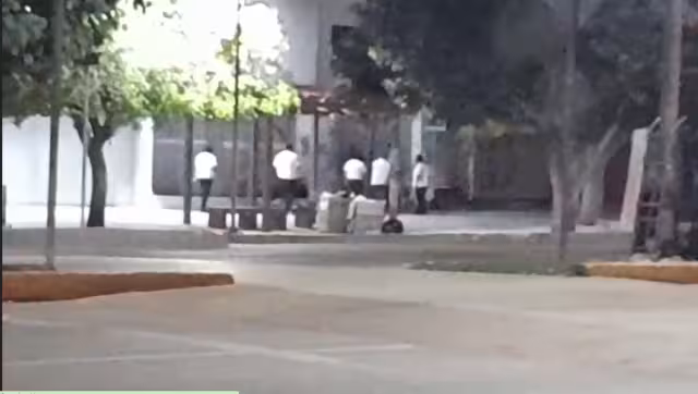 Un grupo de taxistas de Cancún fue captado golpeando a un par de turistas cerca del Palacio Municipal