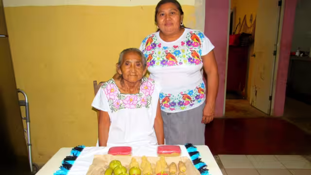 Los días que elabora y vende sus dulces en su casa y en el Mercado Municipal, son los jueves y domingos