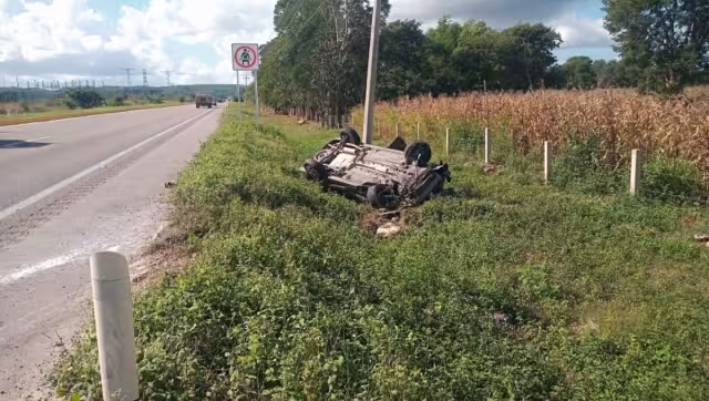 El auto también chocó contra un poste propiedad de la CFE