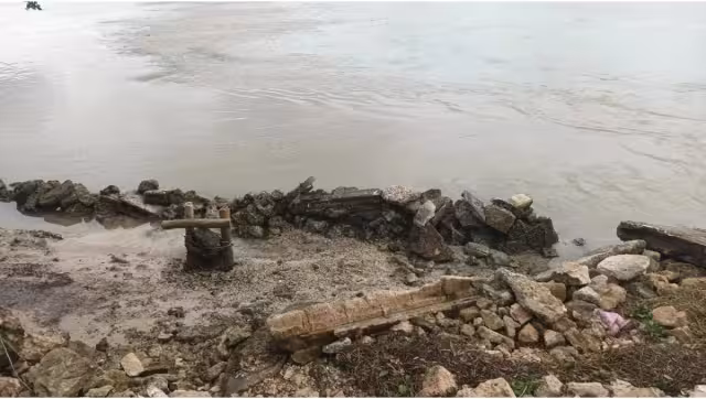 Hasta ahora, los barcos se encuentran asentados en la arena y es imposible el poder moverlos