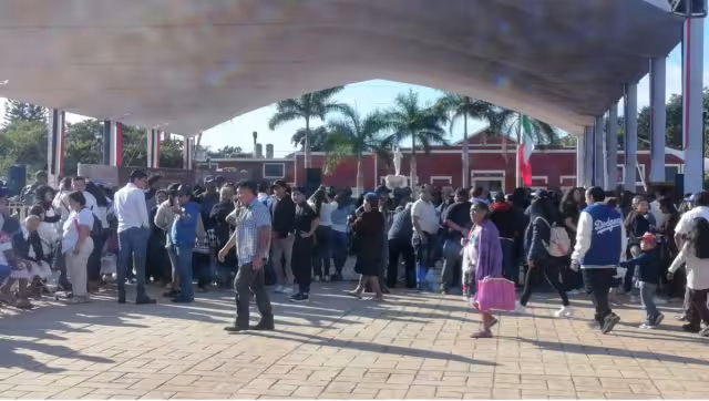 Frente al Palacio Municipal se realiza una vaquería y a un costado hay exposición de artesanías