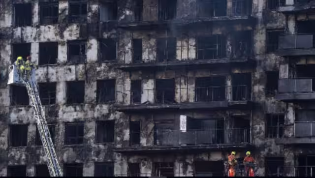 Al menos cuatro personas murieron en un voraz incendio que consumió un edificio de catorce plantas en la ciudad española de Valencia