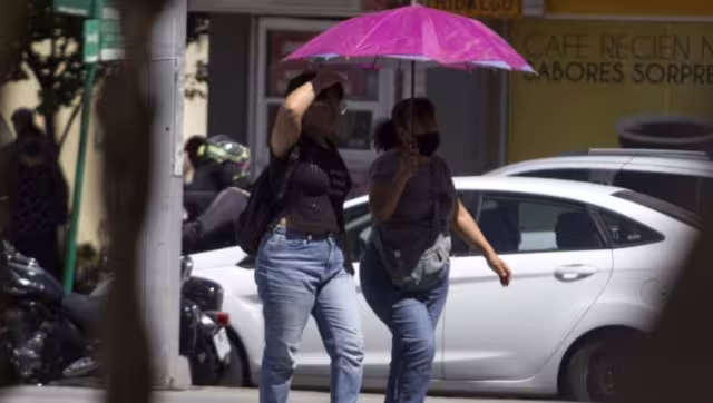 Se recomienda tomar mucha agua y así evitar un golpe de calor