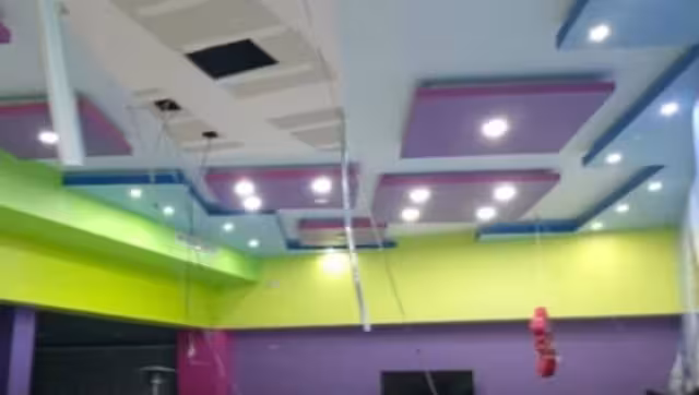 Al sitio arribaron elementos de Protección Civil de Monterrey, quienes indicaron que la estructura que se cayó es un techo de tabla roca