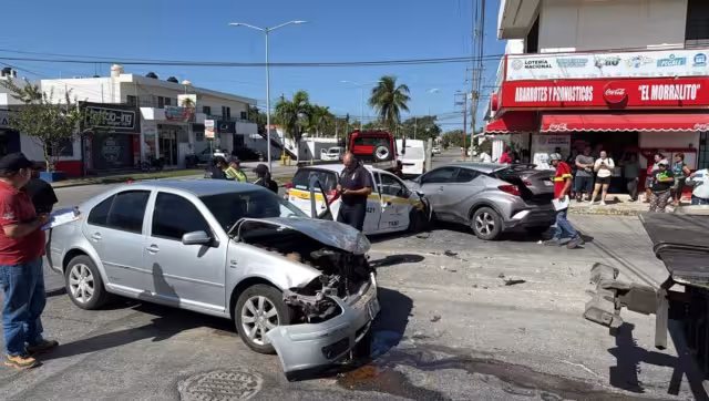 Imprudencia de conductor provoca choque múltiple en la avenida Francisco I. Madero.