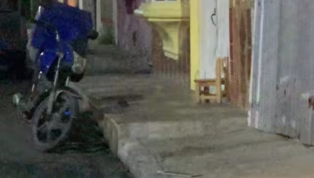 Los sicarios huyeron del lugar y la mujer quedó tirada en el suelo