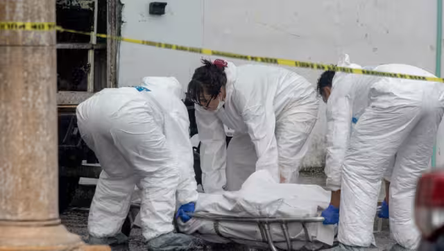 El occiso fue identificado como Delfino N, de 64 años de edad, quien recibió cinco impactos producidos por proyectil de arma de fuego en el tórax.