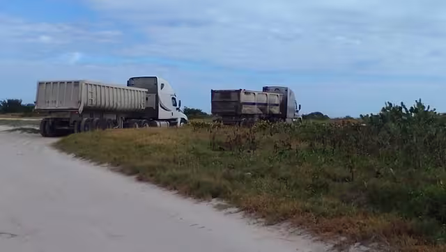 Los lugareños exigieron a los encargados los permisos correspondientes para llevarse el material
