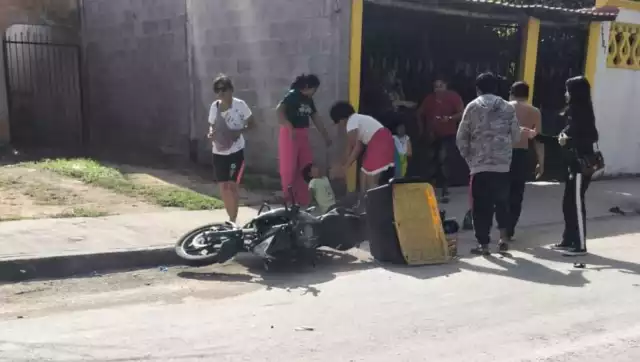 Resulta lesionado motociclista luego de que presuntamente un taxista se volara el alto en la colonia América II