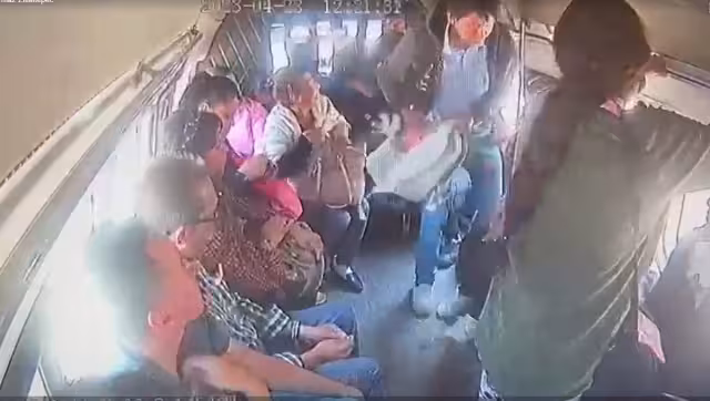Captan en video asalto a combi en el Edomex, hasta el conductor fue robado