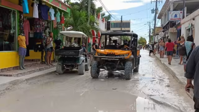 Trabajan arduamente para atender a los turistas y mantener sus vehículos a salvo, en medio de las inundaciones