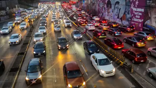El programa Hoy No Circula es una medida ambiental que restringe la circulación vehicular en días específicos