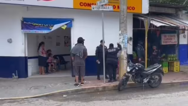 La mujer asegura que los policías tenían armas largas y uniformes tácticos