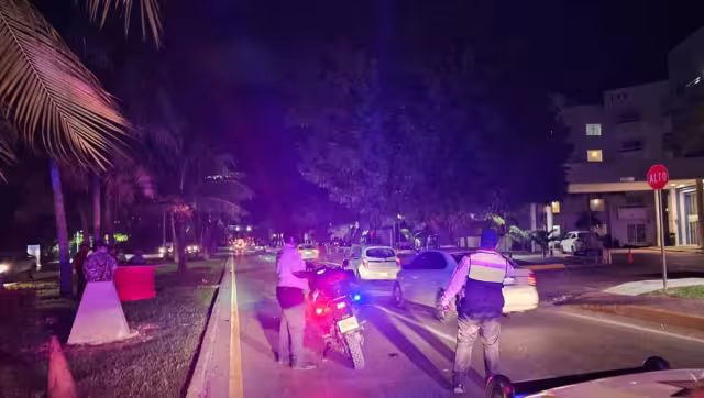 Los agentes policiacos localizaron la moto Dinamo debajo de la plataforma que presuntamente hacía su alto y el conductor de la unidad ligera se impactó de lleno.