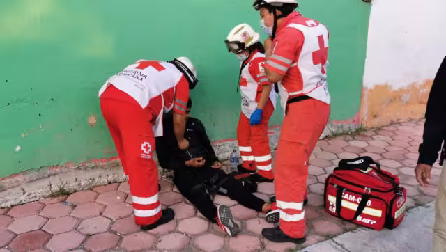 El joven requirió de traslado a un centro médico ya que presentaba dolores en el cuerpo