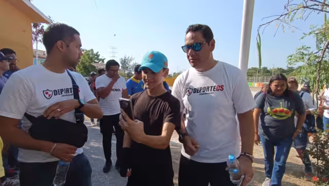 Moisés Muñoz encabeza una clase de zumba en el Polideportivo Chechén.