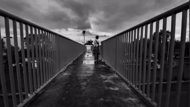 Aquella noche, después de cenar, Ezequiel salió. Necesitaba caminar un rato, pensar lo que había sucedido horas atrás.