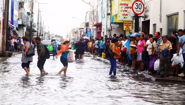 Con las lluvias las personas se quedaron varadas en diversos puntos de la ciudad