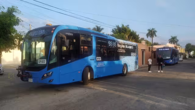 Abuelitos tuvieron que caminar varias calles para llegar a su destino