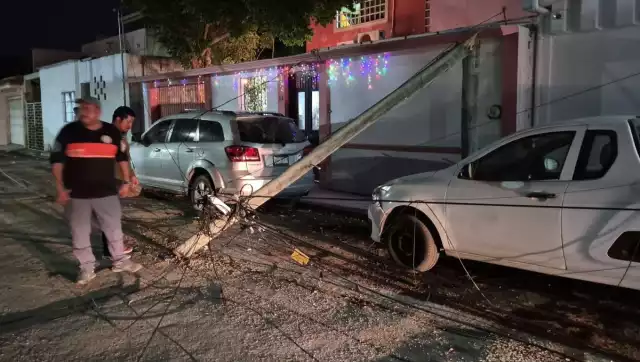 Camión de carga provoca cuantiosos daños a infraestructura telefónica y vehículos en la colonia Justo Sierra