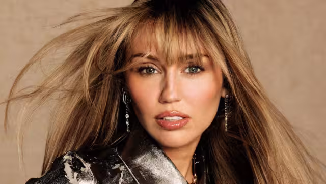 Miley Cyrus estalla contra paparazzi que empujó a su mamá.