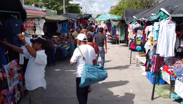 En los mercados sobreruedas, los cancunenses aprovechan para comprar ropa, usada o nueva, pues los comerciantes la venden a un bajo precio.