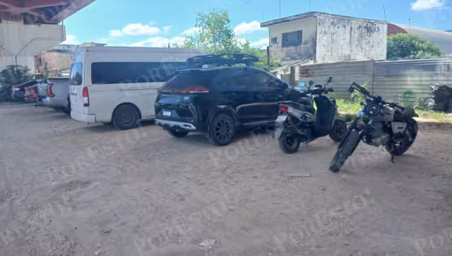 Hombre deja su motocicleta estacionada para ver el desfile del 20 de Noviembre en Escárcega y se la roban.