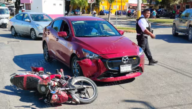 Motociclista impacta contra automóvil en la avenida Puerto del Carmen