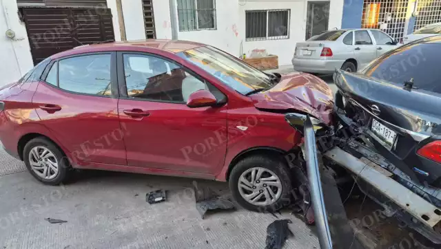 Un automóvil particular impactó a dos vehículos estacionados.