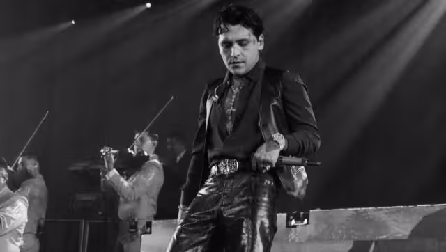 Fans le gritan a Christian Nodal por Belinda en pleno concierto.