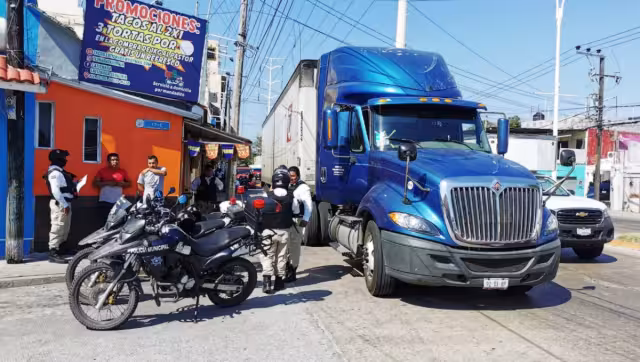 Según se informó, el conductor del tráiler amenazó a un conductor con una pistola