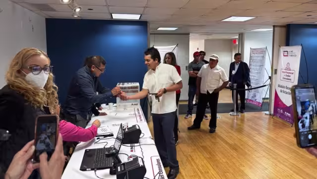 Marcelo Ebrad compartió en redes como votan los mexicanos en el extranjero