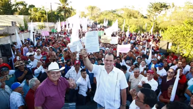 Grupos de personas llegaron a la casa del abanderado guinda bailando al ritmo de la batucada