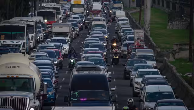 El programa Hoy No Circula es una medida ambiental que restringe la circulación vehicular en días específicos