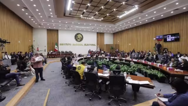 La Ley General de Instituciones y Procedimientos Electorales (LEGIPE) establece con claridad el periodo que deben durar las precampañas electorales