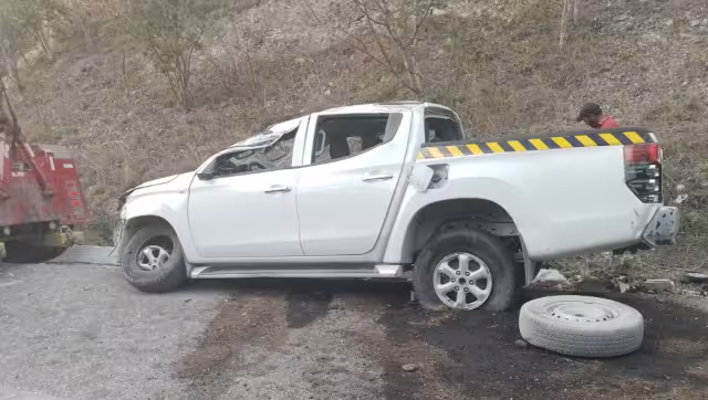 La camioneta sufrió averías y tiro el combustible sobre la carretera