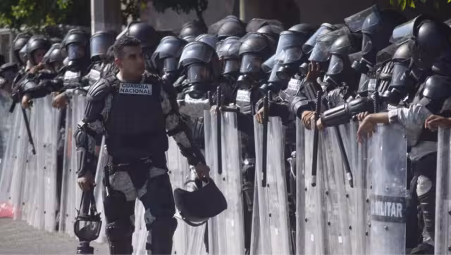 Equipados con máscaras antigas, escudos y gas lacrimógeno, elementos de la Guardia Nacional rodean las instalaciones de la Fiscalía de Guerrero ante el posible arribo de normalistas de Ayotzinapa