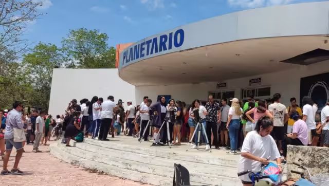 El recinto estuvo lleno para ver el eclipse solar