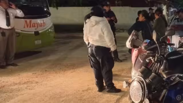 Al realizar la maniobra con el camión, el chofer se voló el espejo de un carro