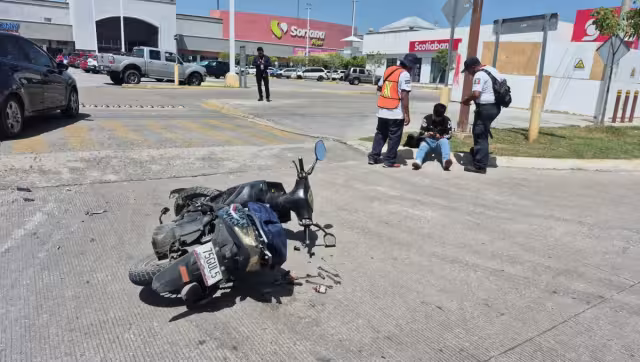 Conductor de BMW provoca accidente, lesiona a motociclista y huye.