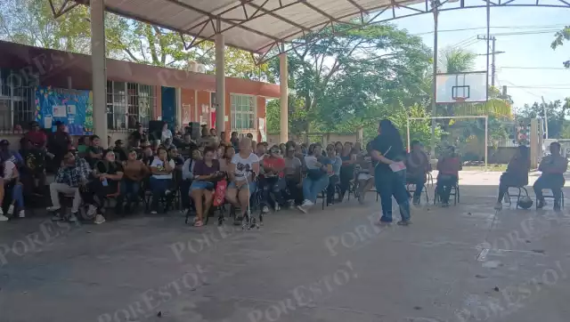 Solicitan la destitución del intendente Carlos Martín Sosa Huichín, a quien acusan de maltrato a alumnos.