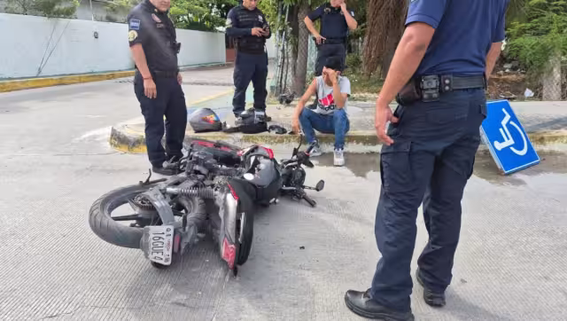 Motociclista resulta lesionado tras impactarse contra señalética.