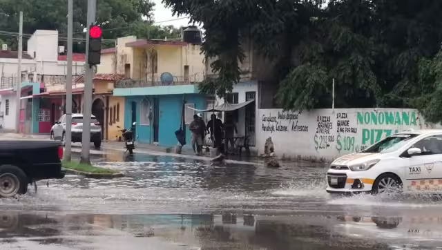 Empiezan afectaciones por el canal de baja presión en Chetumal, habitantes toman precauciones antes las torrenciales lluvias