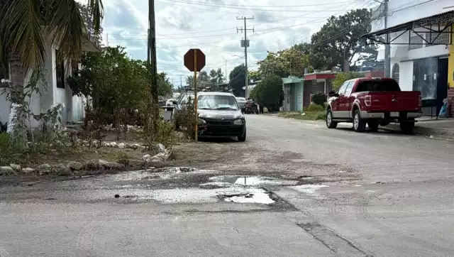 En una sola esquina hay aguas insalubres, una fuga de agua y una luminaria que no funciona, aseguran los vecinos de la avenida Génova