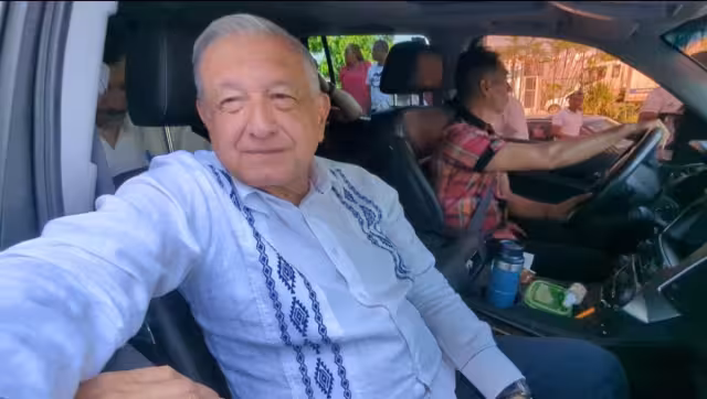ANDRÉS Manuel López Obrador saludó a pobladores de Mahahual y de otras comunidades