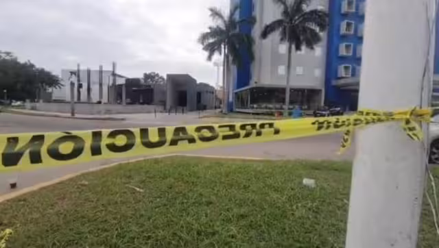 Al lugar llegaron paramédicos, quienes confirmaron la muerte de la joven