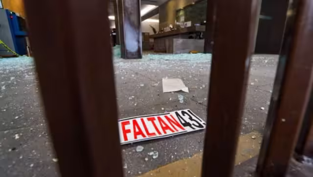 La tarde de este jueves normalistas de Ayotzinapa vandalizaron la sede de la Secretaría de Relaciones Exteriores en la Ciudad de México