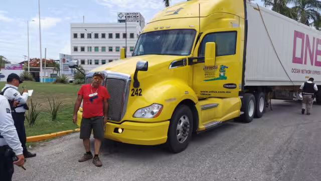 La pesada unidad reventó cables de luz y derribó ramas de árboles